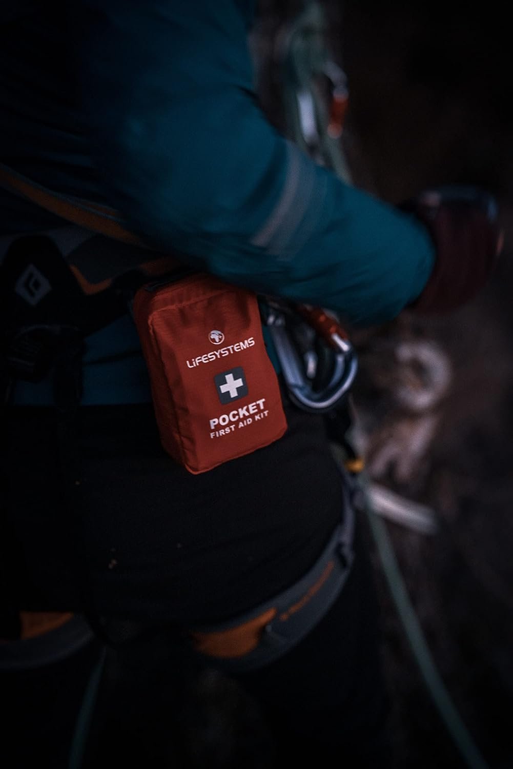 Lifesystems Kit de Premiers Secours de Poche certifié CE spécialement conçu pour la randonnée et l'extérieur Rouge – Image 6