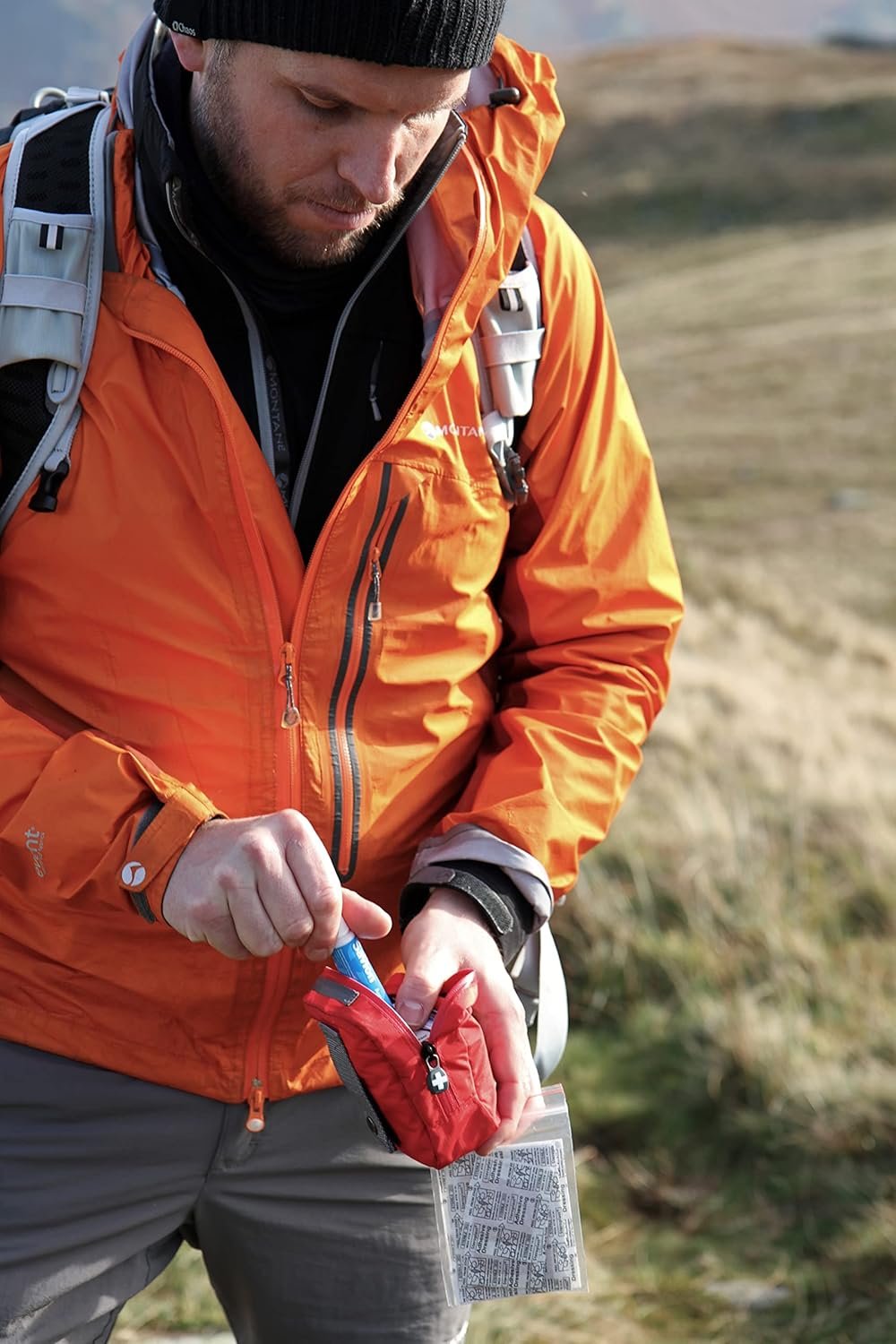 Lifesystems Kit de Premiers Secours de Poche certifié CE spécialement conçu pour la randonnée et l'extérieur Rouge – Image 7